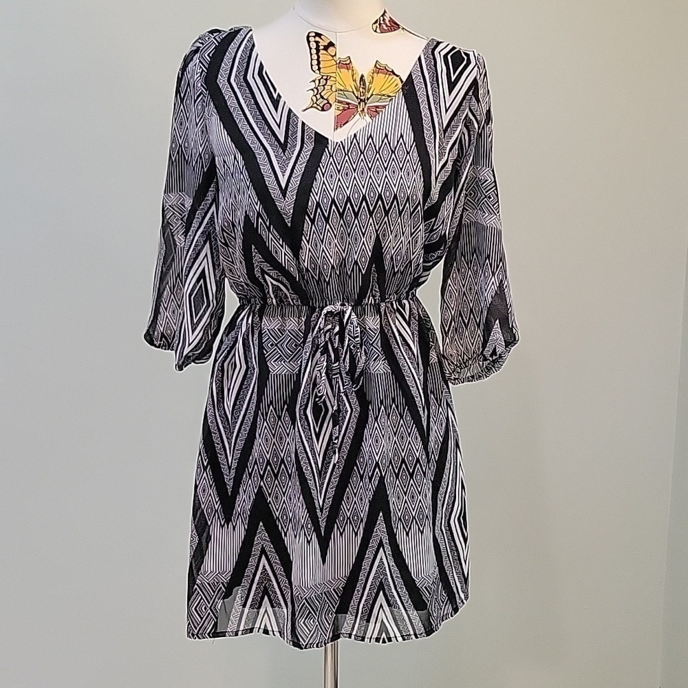 BEBOP black and white tunic.  Geometric pattern.  Size Large.